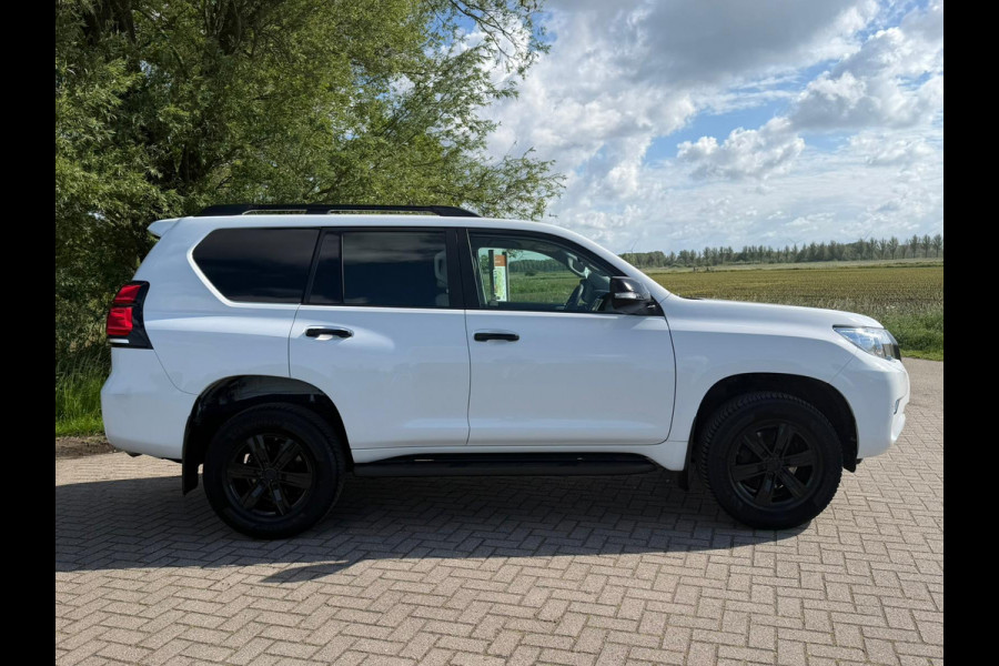 Toyota Land Cruiser 150 2.8 D-4D-F Comfort Window Van
