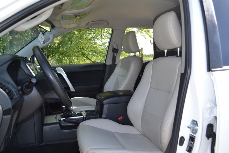 Toyota Land Cruiser 150 2.8 D-4D-F Comfort Window Van