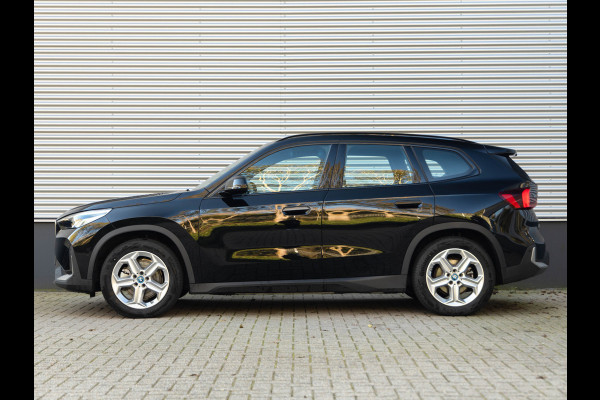 BMW iX1 xDrive30 - Trekhaak - Driving + Parking Ass - Stoelverwarming - Adaptief onderstel