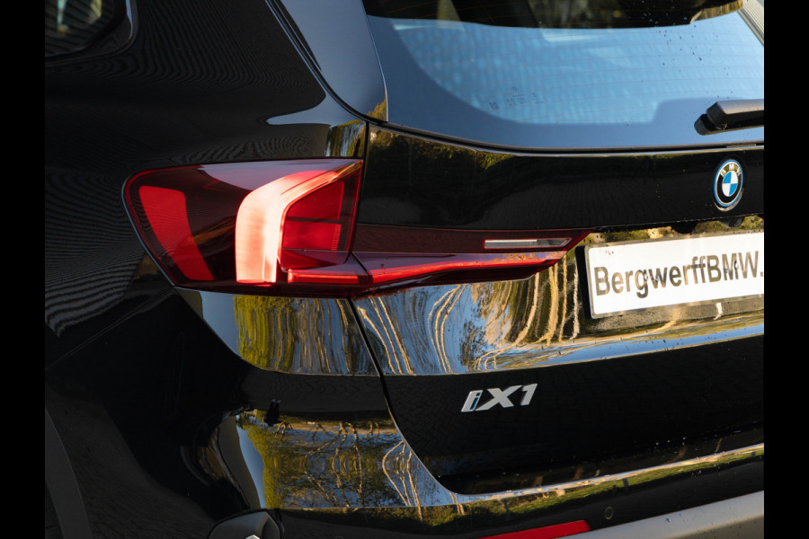 BMW iX1 xDrive30 - Trekhaak - Driving + Parking Ass - Stoelverwarming - Adaptief onderstel
