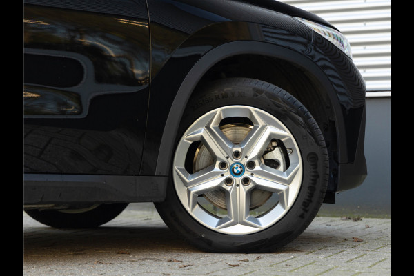 BMW iX1 xDrive30 - Trekhaak - Driving + Parking Ass - Stoelverwarming - Adaptief onderstel