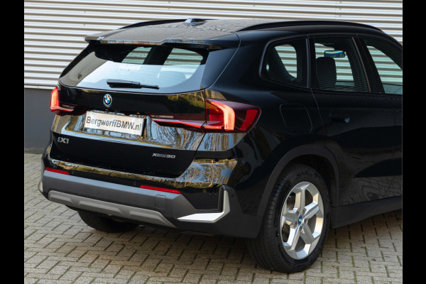 BMW iX1 xDrive30 - Trekhaak - Driving + Parking Ass - Stoelverwarming - Adaptief onderstel