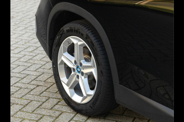 BMW iX1 xDrive30 - Trekhaak - Driving + Parking Ass - Stoelverwarming - Adaptief onderstel