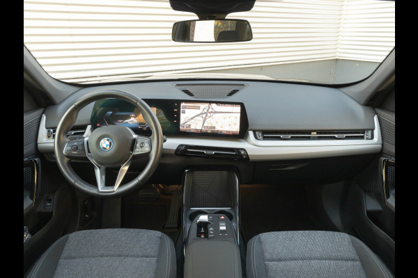 BMW iX1 xDrive30 - Trekhaak - Driving + Parking Ass - Stoelverwarming - Adaptief onderstel