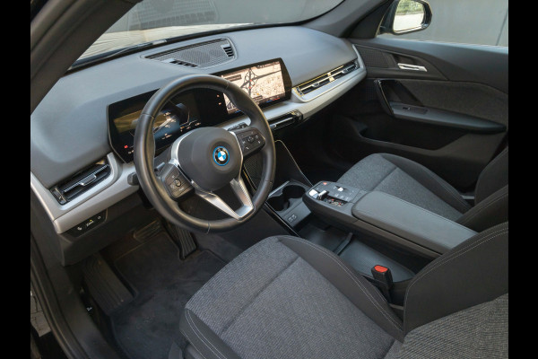 BMW iX1 xDrive30 - Trekhaak - Driving + Parking Ass - Stoelverwarming - Adaptief onderstel