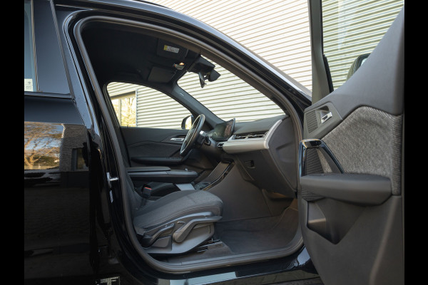 BMW iX1 xDrive30 - Trekhaak - Driving + Parking Ass - Stoelverwarming - Adaptief onderstel