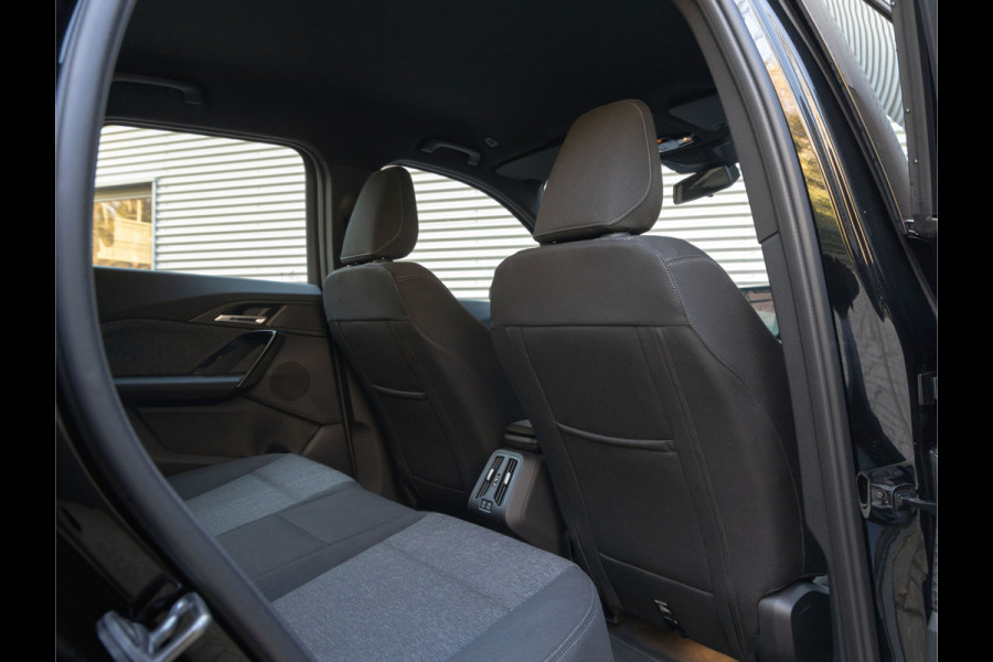 BMW iX1 xDrive30 - Trekhaak - Driving + Parking Ass - Stoelverwarming - Adaptief onderstel