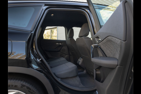 BMW iX1 xDrive30 - Trekhaak - Driving + Parking Ass - Stoelverwarming - Adaptief onderstel