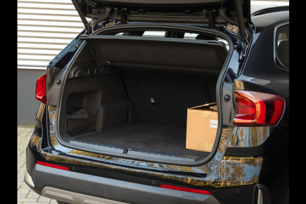 BMW iX1 xDrive30 - Trekhaak - Driving + Parking Ass - Stoelverwarming - Adaptief onderstel