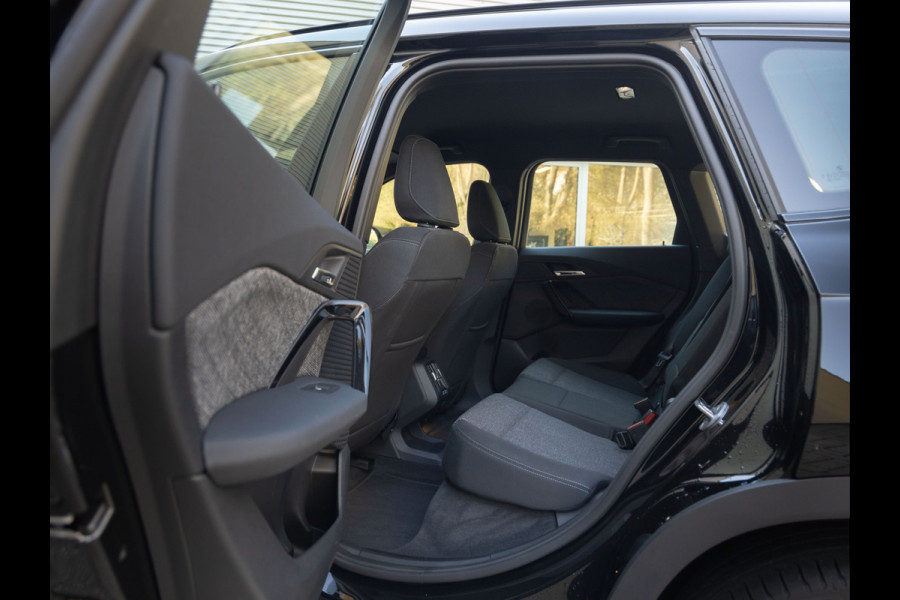 BMW iX1 xDrive30 - Trekhaak - Driving + Parking Ass - Stoelverwarming - Adaptief onderstel