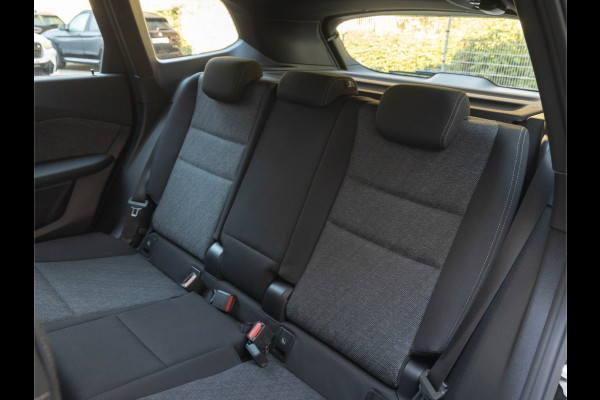 BMW iX1 xDrive30 - Trekhaak - Driving + Parking Ass - Stoelverwarming - Adaptief onderstel
