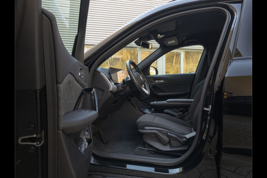 BMW iX1 xDrive30 - Trekhaak - Driving + Parking Ass - Stoelverwarming - Adaptief onderstel