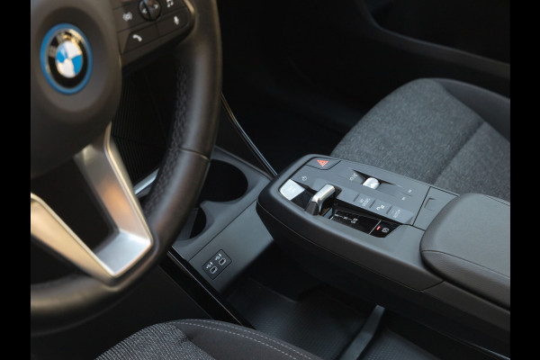 BMW iX1 xDrive30 - Trekhaak - Driving + Parking Ass - Stoelverwarming - Adaptief onderstel