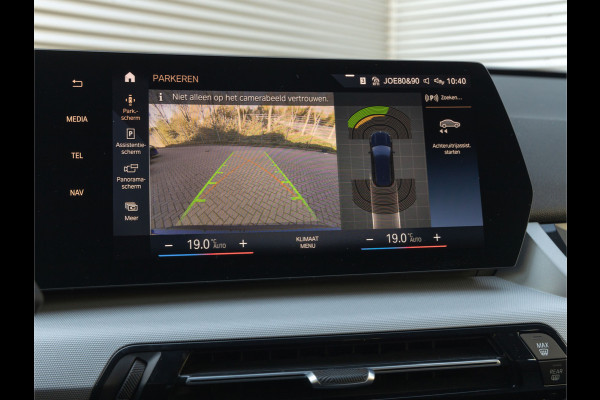 BMW iX1 xDrive30 - Trekhaak - Driving + Parking Ass - Stoelverwarming - Adaptief onderstel