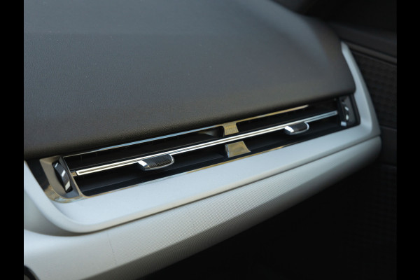 BMW iX1 xDrive30 - Trekhaak - Driving + Parking Ass - Stoelverwarming - Adaptief onderstel