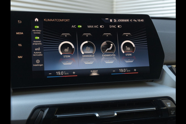 BMW iX1 xDrive30 - Trekhaak - Driving + Parking Ass - Stoelverwarming - Adaptief onderstel