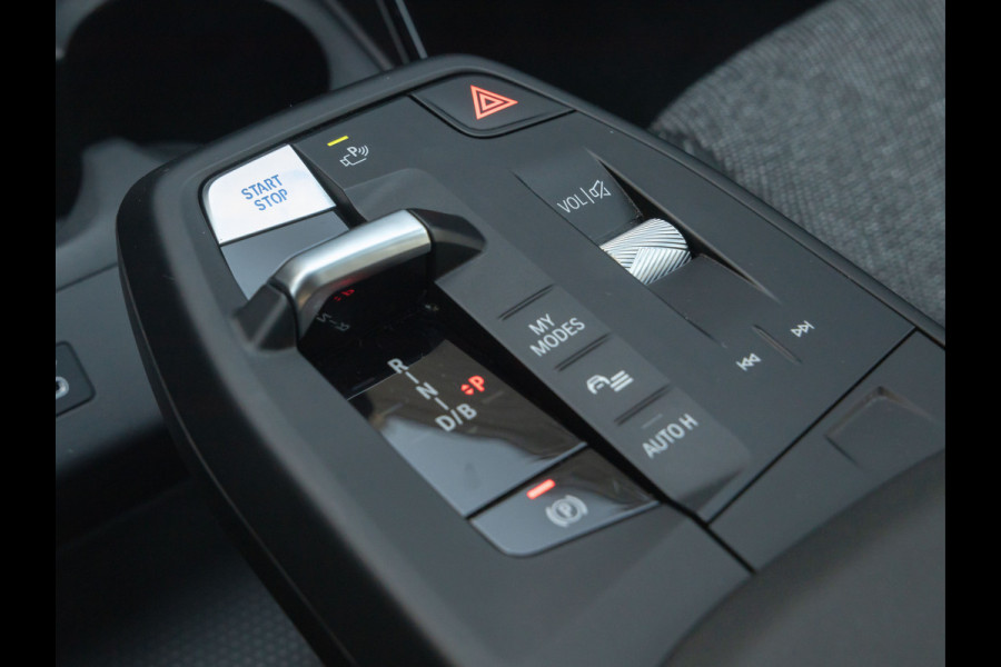 BMW iX1 xDrive30 - Trekhaak - Driving + Parking Ass - Stoelverwarming - Adaptief onderstel