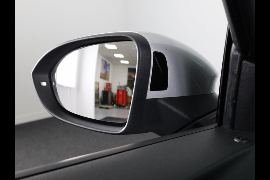 Volkswagen ID.3 First Max 58 kWh 204 PK | SoH 90,95 % | Navigatie | Camera | Panoramadak | Head-up Display |20 Inch | Erco Eleke sloel bestuurder |