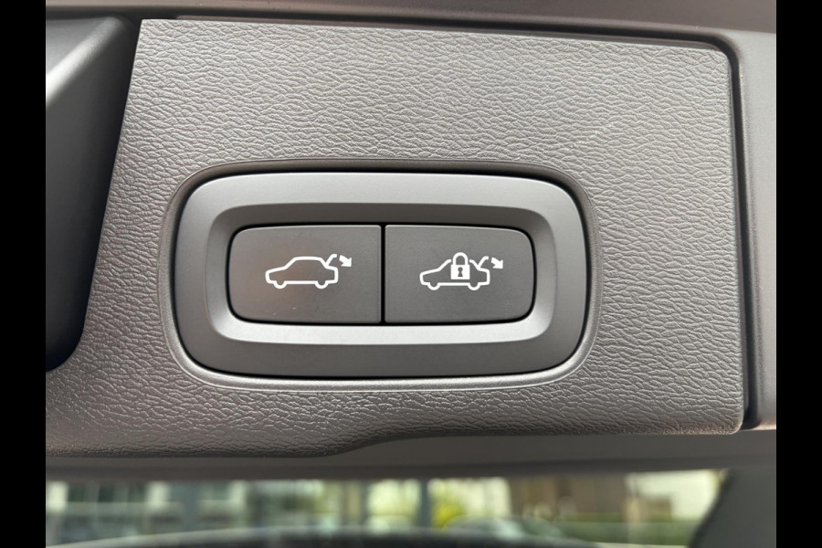 Volvo XC60 2.0 T8 Plug-in hybrid AWD Ultimate Dark Volvo XC60 VOLVO DEALER ONDERHOUDEN | PANODAK | ELEKTRISCHE TREKHAAK | CAMERA | STOEL- & STUURVERWARMING | HEAD-UP DISPLAY | MEMORY SEATS | HARMAN & KARDON | 20 INCH | RIJKLAAR + 12 MND BOVAG