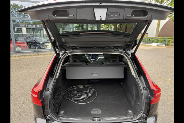 Volvo XC60 2.0 T8 Plug-in hybrid AWD Ultimate Dark Volvo XC60 VOLVO DEALER ONDERHOUDEN | PANODAK | ELEKTRISCHE TREKHAAK | CAMERA | STOEL- & STUURVERWARMING | HEAD-UP DISPLAY | MEMORY SEATS | HARMAN & KARDON | 20 INCH | RIJKLAAR + 12 MND BOVAG