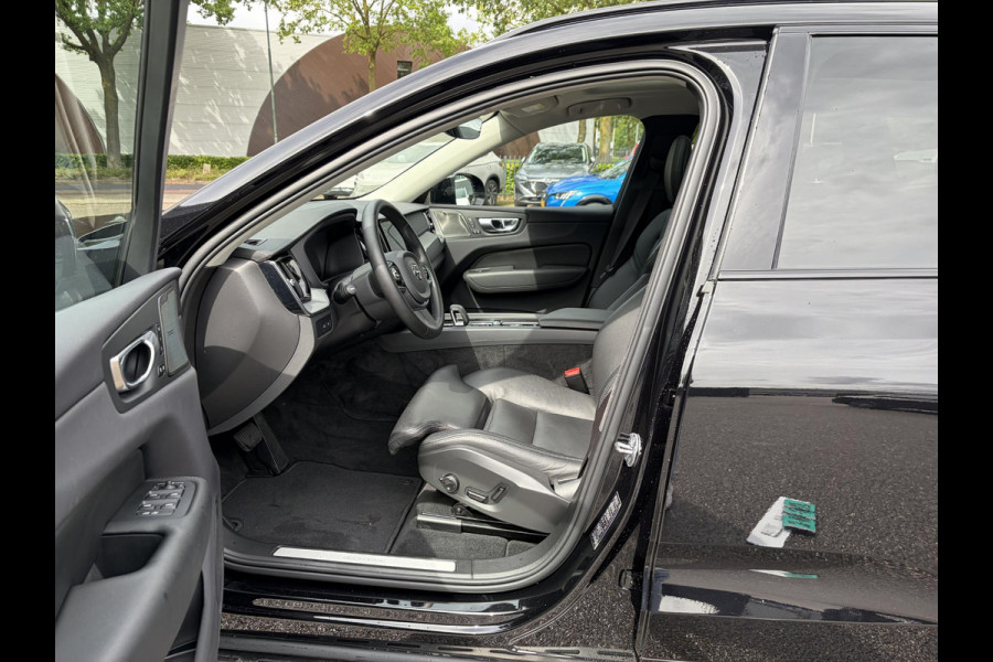 Volvo XC60 2.0 T8 Plug-in hybrid AWD Ultimate Dark Volvo XC60 VOLVO DEALER ONDERHOUDEN | PANODAK | ELEKTRISCHE TREKHAAK | CAMERA | STOEL- & STUURVERWARMING | HEAD-UP DISPLAY | MEMORY SEATS | HARMAN & KARDON | 20 INCH | RIJKLAAR + 12 MND BOVAG
