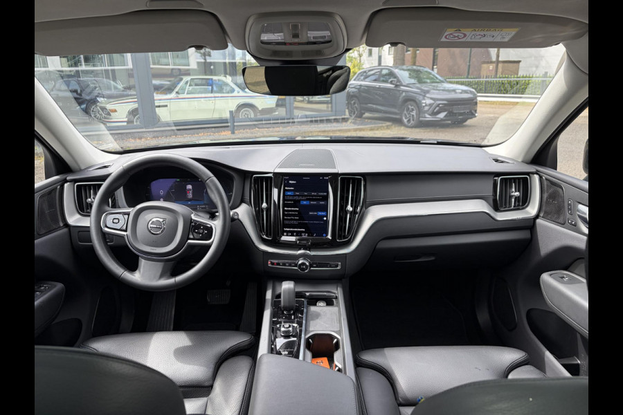 Volvo XC60 2.0 T8 Plug-in hybrid AWD Ultimate Dark Volvo XC60 VOLVO DEALER ONDERHOUDEN | PANODAK | ELEKTRISCHE TREKHAAK | CAMERA | STOEL- & STUURVERWARMING | HEAD-UP DISPLAY | MEMORY SEATS | HARMAN & KARDON | 20 INCH | RIJKLAAR + 12 MND BOVAG