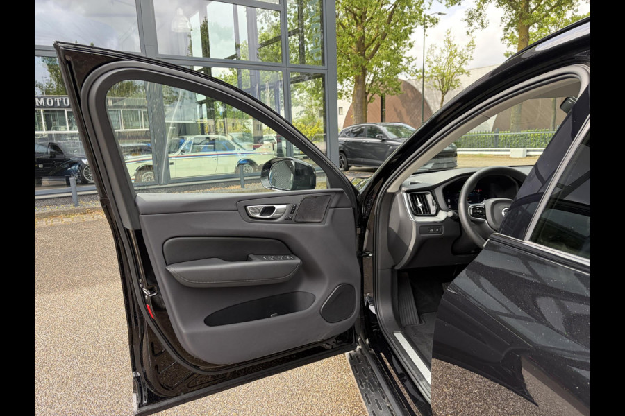 Volvo XC60 2.0 T8 Plug-in hybrid AWD Ultimate Dark Volvo XC60 VOLVO DEALER ONDERHOUDEN | PANODAK | ELEKTRISCHE TREKHAAK | CAMERA | STOEL- & STUURVERWARMING | HEAD-UP DISPLAY | MEMORY SEATS | HARMAN & KARDON | 20 INCH | RIJKLAAR + 12 MND BOVAG