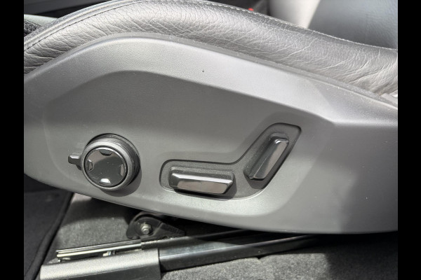 Volvo XC60 2.0 T8 Plug-in hybrid AWD Ultimate Dark Volvo XC60 VOLVO DEALER ONDERHOUDEN | PANODAK | ELEKTRISCHE TREKHAAK | CAMERA | STOEL- & STUURVERWARMING | HEAD-UP DISPLAY | MEMORY SEATS | HARMAN & KARDON | 20 INCH | RIJKLAAR + 12 MND BOVAG