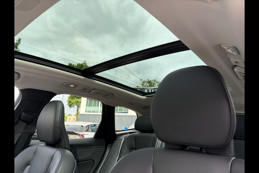 Volvo XC60 2.0 T8 Plug-in hybrid AWD Ultimate Dark Volvo XC60 VOLVO DEALER ONDERHOUDEN | PANODAK | ELEKTRISCHE TREKHAAK | CAMERA | STOEL- & STUURVERWARMING | HEAD-UP DISPLAY | MEMORY SEATS | HARMAN & KARDON | 20 INCH | RIJKLAAR + 12 MND BOVAG