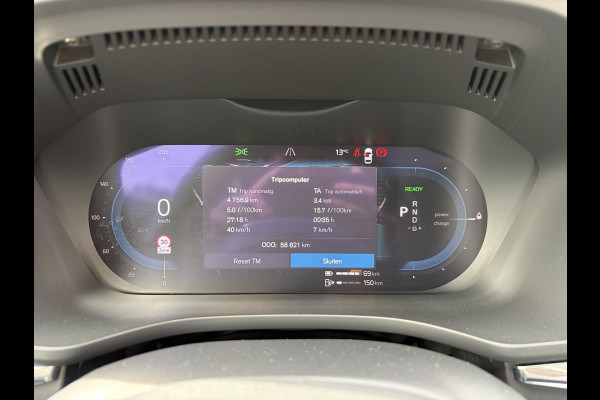 Volvo XC60 2.0 T8 Plug-in hybrid AWD Ultimate Dark Volvo XC60 VOLVO DEALER ONDERHOUDEN | PANODAK | ELEKTRISCHE TREKHAAK | CAMERA | STOEL- & STUURVERWARMING | HEAD-UP DISPLAY | MEMORY SEATS | HARMAN & KARDON | 20 INCH | RIJKLAAR + 12 MND BOVAG