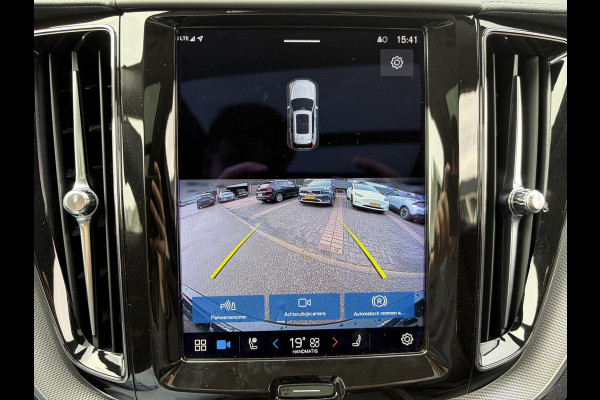 Volvo XC60 2.0 T8 Plug-in hybrid AWD Ultimate Dark Volvo XC60 VOLVO DEALER ONDERHOUDEN | PANODAK | ELEKTRISCHE TREKHAAK | CAMERA | STOEL- & STUURVERWARMING | HEAD-UP DISPLAY | MEMORY SEATS | HARMAN & KARDON | 20 INCH | RIJKLAAR + 12 MND BOVAG