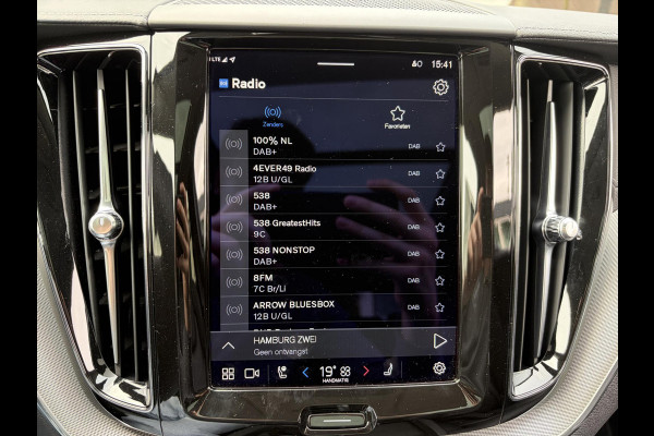 Volvo XC60 2.0 T8 Plug-in hybrid AWD Ultimate Dark Volvo XC60 VOLVO DEALER ONDERHOUDEN | PANODAK | ELEKTRISCHE TREKHAAK | CAMERA | STOEL- & STUURVERWARMING | HEAD-UP DISPLAY | MEMORY SEATS | HARMAN & KARDON | 20 INCH | RIJKLAAR + 12 MND BOVAG