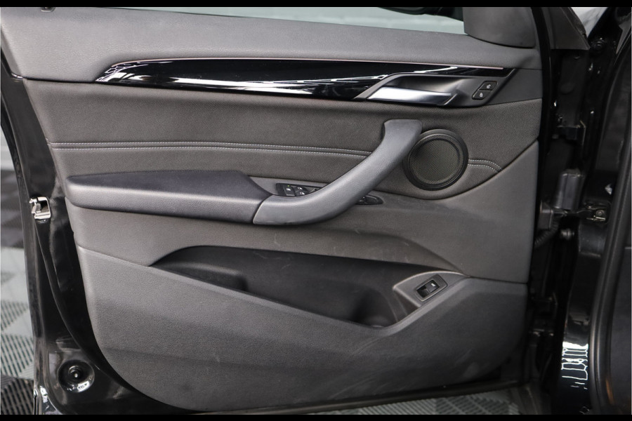 BMW X1 sDrive18i Executive Edition | NAP | PANORAMADAK | TREKHAAK | HUD | HOGE INSTAP |