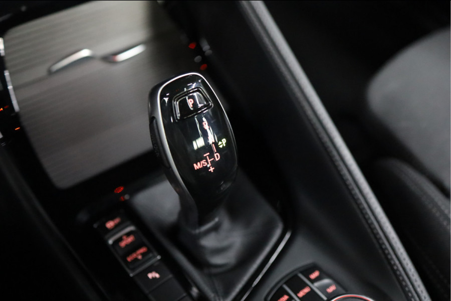 BMW X1 sDrive18i Executive Edition | NAP | PANORAMADAK | TREKHAAK | HUD | HOGE INSTAP |