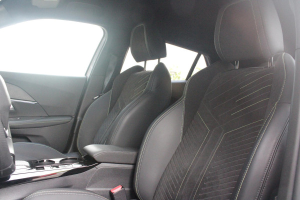 Peugeot 2008 1.2 Hybrid 145 GT PACK | ELEKTRISCH BEDIENBARE BESTUURDERSSTOEL | NAVIGATIE | FULL LED KOPLAMPEN | DRAADLOZE APPLE CARPLAY/ANDROID AUTO | ADAPTIVE CRUISE CONTROL | CAMERA VOOR + ACHTER | CLIMATE CONTROL | LICHTMETALEN VELGEN 17" | KEYLESS ENTRY/START | DAB+ RADIO | ALCANTARA/LEDEREN BEKLEDING  | DODEHOEK DETECTIE | PARKEERSENSOREN VOOR + ACHTER | STOEL VERWARMING | DRAADLOZE TELEFOONLADER |