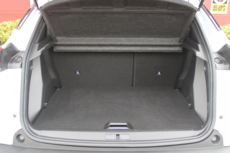 Peugeot 2008 1.2 Hybrid 145 GT PACK | ELEKTRISCH BEDIENBARE BESTUURDERSSTOEL | NAVIGATIE | FULL LED KOPLAMPEN | DRAADLOZE APPLE CARPLAY/ANDROID AUTO | ADAPTIVE CRUISE CONTROL | CAMERA VOOR + ACHTER | CLIMATE CONTROL | LICHTMETALEN VELGEN 17" | KEYLESS ENTRY/START | DAB+ RADIO | ALCANTARA/LEDEREN BEKLEDING  | DODEHOEK DETECTIE | PARKEERSENSOREN VOOR + ACHTER | STOEL VERWARMING | DRAADLOZE TELEFOONLADER |