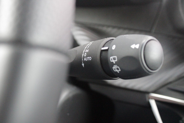 Peugeot 2008 1.2 Hybrid 145 GT PACK | ELEKTRISCH BEDIENBARE BESTUURDERSSTOEL | NAVIGATIE | FULL LED KOPLAMPEN | DRAADLOZE APPLE CARPLAY/ANDROID AUTO | ADAPTIVE CRUISE CONTROL | CAMERA VOOR + ACHTER | CLIMATE CONTROL | LICHTMETALEN VELGEN 17" | KEYLESS ENTRY/START | DAB+ RADIO | ALCANTARA/LEDEREN BEKLEDING  | DODEHOEK DETECTIE | PARKEERSENSOREN VOOR + ACHTER | STOEL VERWARMING | DRAADLOZE TELEFOONLADER |