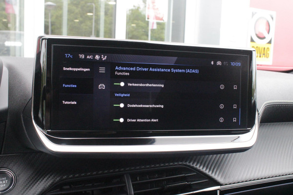 Peugeot 2008 1.2 Hybrid 145 GT PACK | ELEKTRISCH BEDIENBARE BESTUURDERSSTOEL | NAVIGATIE | FULL LED KOPLAMPEN | DRAADLOZE APPLE CARPLAY/ANDROID AUTO | ADAPTIVE CRUISE CONTROL | CAMERA VOOR + ACHTER | CLIMATE CONTROL | LICHTMETALEN VELGEN 17" | KEYLESS ENTRY/START | DAB+ RADIO | ALCANTARA/LEDEREN BEKLEDING  | DODEHOEK DETECTIE | PARKEERSENSOREN VOOR + ACHTER | STOEL VERWARMING | DRAADLOZE TELEFOONLADER |