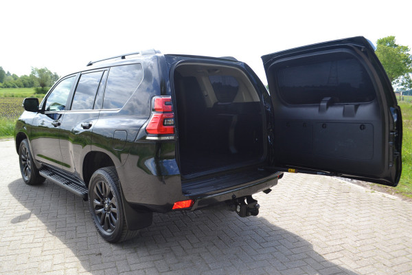 Toyota Land Cruiser 150 2.8 D-4D-F Professional Black line Window Van