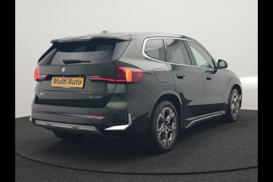 BMW iX1 xDrive30 xLine 67 kWh 306pk Dealer O.H. | Trekhaak Af Fabriek | Camera | Adaptief Onderstel | Lederen Sportstoelen Memory & Verwarmd | Sfeerverlichting | Apple Carplay | Blis | Navigatie | DAB | Virtual | Cruise Control |