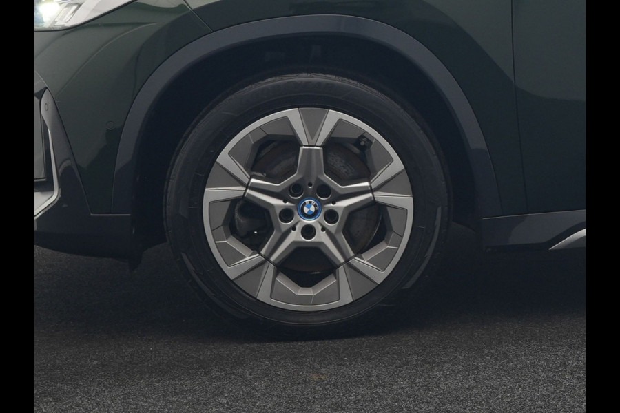 BMW iX1 xDrive30 xLine 67 kWh 306pk Dealer O.H. | Trekhaak Af Fabriek | Camera | Adaptief Onderstel | Lederen Sportstoelen Memory & Verwarmd | Sfeerverlichting | Apple Carplay | Blis | Navigatie | DAB | Virtual | Cruise Control |