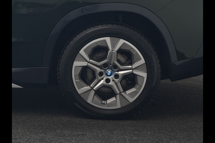 BMW iX1 xDrive30 xLine 67 kWh 306pk Dealer O.H. | Trekhaak Af Fabriek | Camera | Adaptief Onderstel | Lederen Sportstoelen Memory & Verwarmd | Sfeerverlichting | Apple Carplay | Blis | Navigatie | DAB | Virtual | Cruise Control |