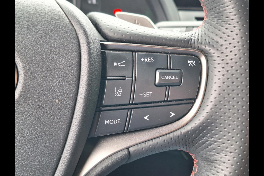 Lexus UX 250h F Sport Line | Head up display, Dodehoekherkenning, 18 inch, Stoel + Stuurverwarming, Keyless