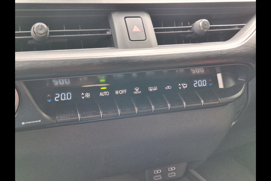 Lexus UX 250h F Sport Line | Head up display, Dodehoekherkenning, 18 inch, Stoel + Stuurverwarming, Keyless