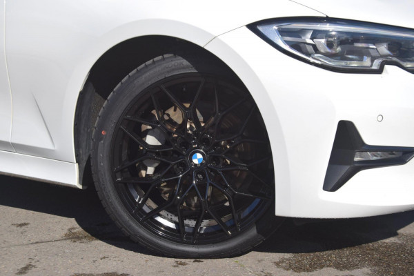 BMW 3-serie 330e eDrive Edition PREMIUM AUDIO/DAB/LEDEREN BEKLEDING/ 19'' breedset 1199 euro meerprijs!