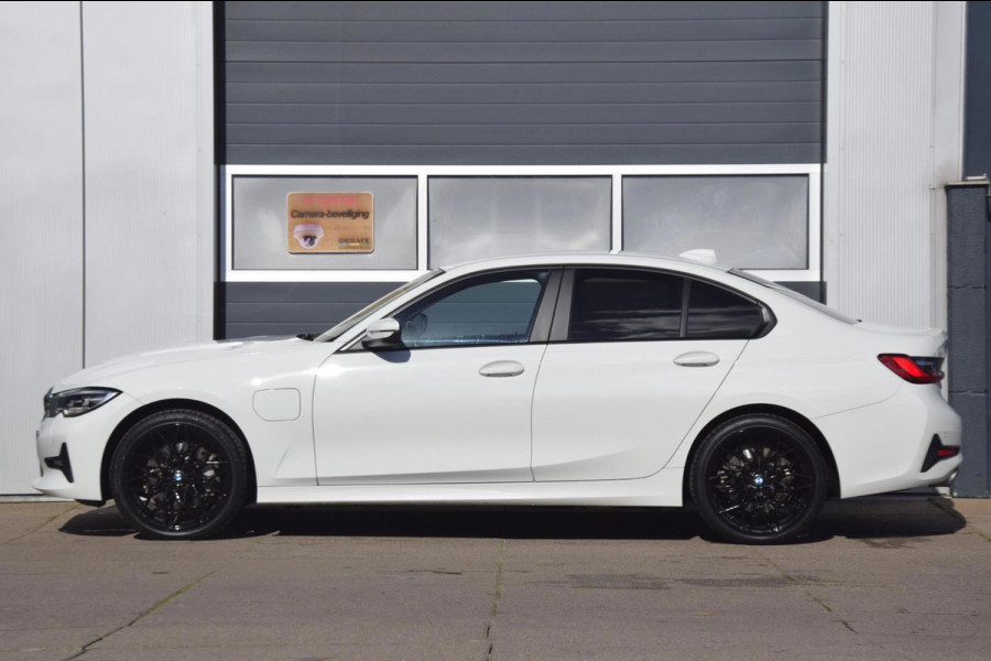 BMW 3-serie 330e eDrive Edition PREMIUM AUDIO/DAB/LEDEREN BEKLEDING/ 19'' breedset 1199 euro meerprijs!