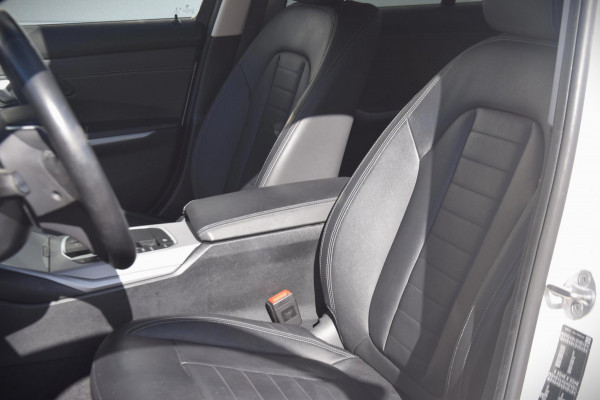 BMW 3-serie 330e eDrive Edition PREMIUM AUDIO/DAB/LEDEREN BEKLEDING/ 19'' breedset 1199 euro meerprijs!
