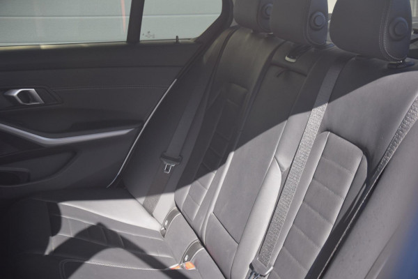 BMW 3-serie 330e eDrive Edition PREMIUM AUDIO/DAB/LEDEREN BEKLEDING/ 19'' breedset 1199 euro meerprijs!