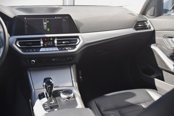 BMW 3-serie 330e eDrive Edition PREMIUM AUDIO/DAB/LEDEREN BEKLEDING/ 19'' breedset 1199 euro meerprijs!
