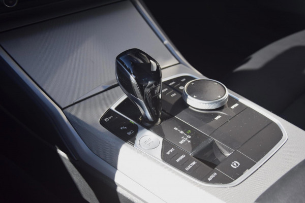 BMW 3-serie 330e eDrive Edition PREMIUM AUDIO/DAB/LEDEREN BEKLEDING/ 19'' breedset 1199 euro meerprijs!
